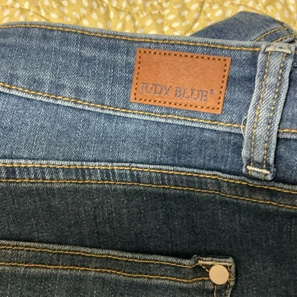 NWT Judy BlueMedium Wash Mid Rise Cropped Boot Jeans Size 11/30